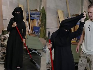 Tour на плячка - мюсюлманин жена sweeping етаж получава noticed от трудно нагоре американски soldier