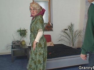 Eenzaam oud grootmoeder pleases een jong stripling